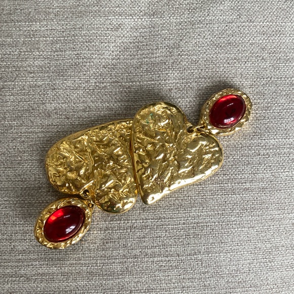 Stunning VINTAGE Runway Heart Cabochon Earrings - Hammered Gold Red Cabochon - Picture 4 of 5